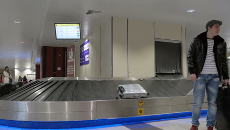 People-in-baggage-claim-area-of-airport