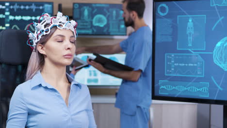 Gehirnaktivität-Auf-Dem-Fernsehbildschirm-Einer-Patientin-Mit-Gehirnwellen,-Die-Den-Kopf-Scannen