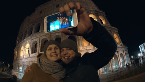 Pareja-Haciendo-Selfie-En-Roma-Por-La-Noche