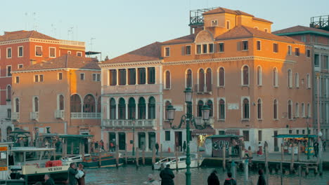 Vista-De-La-Ciudad-De-Venecia-Con-Canales-Y-Arquitectura-Antigua.