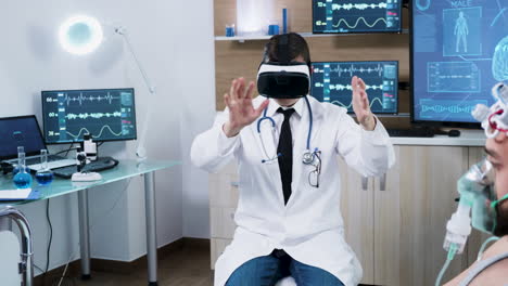 Arzt-In-Einem-Modernen-Zentrum-Für-Gehirnanalyse-Mit-VR-Headset