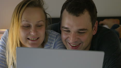 Couple-watching-humorous-video-on-laptop