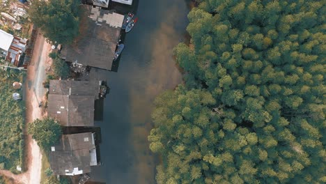 Luftaufnahme-Eines-Dorfes-Am-Flussufer