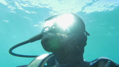 Scuba-diver-in-blue-water-on-sunny-day