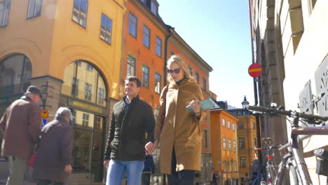 Couple-of-tourists-walking-around-the-city