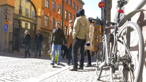 Ein-Paar-Touristen-Gehen-In-Stockholm-Spazieren