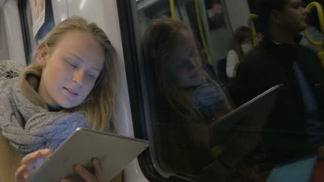Frau-Mit-Tablet-Bleibt-In-Der-U-Bahn-In-Kontakt
