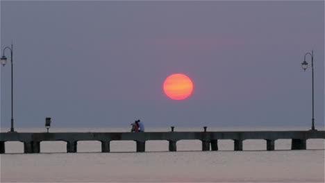 Menschen-Auf-Dem-Pier-Bei-Sonnenuntergang