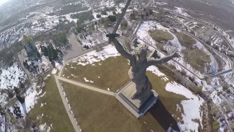 Volando-Sobre-La-Estatua-Monumental-De-La-Patria-Llama-En-Volgogrado,-Rusia
