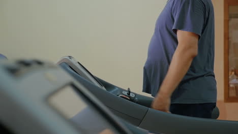 Treadmill-workout-in-the-gym