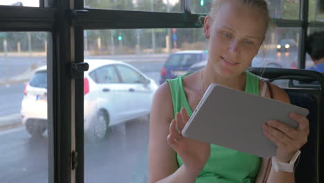 Mujer-Usando-Tableta-En-Autobús