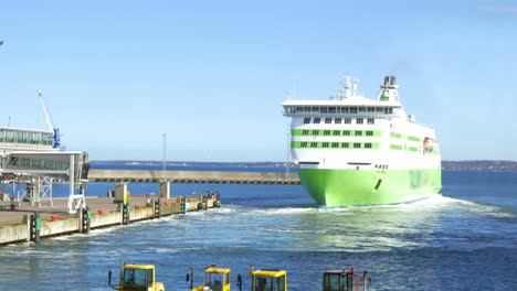 Kreuzfahrtschiff-Verlässt-Den-Hafen