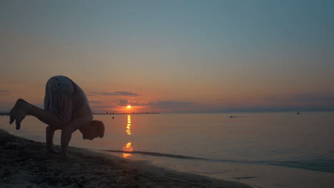 Mann-Macht-Handstand-Am-Strand-Bei-Sonnenuntergang