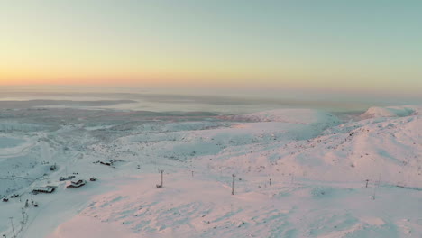 Luftaufnahme-Des-Sonnenaufgangs-In-Den-Winterbergen
