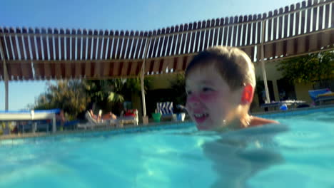 Niño-Disfrutando-Nadando-En-La-Piscina-Al-Aire-Libre