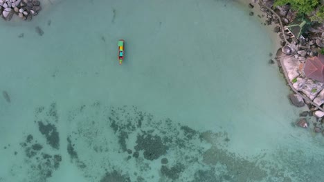 Luftaufnahme-Von-Bunten-Booten-Am-Strand