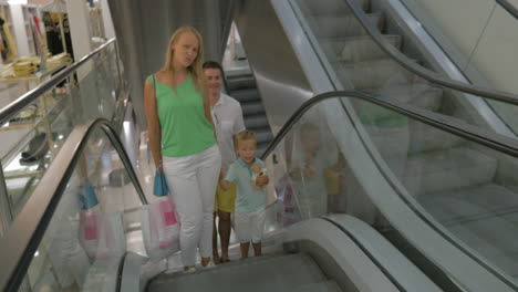 Lächelnde-Familie-Auf-Der-Rolltreppe-Nach-Dem-Einkaufen