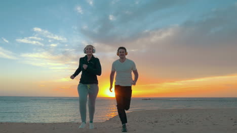 Junges-Paar-Joggt-Am-Strand