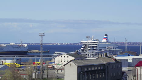 Arriving-and-departing-passenger-ships-in-the-port