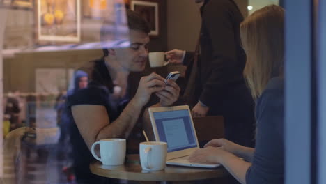 Man-and-woman-work-in-the-restaurant-using-gadgets