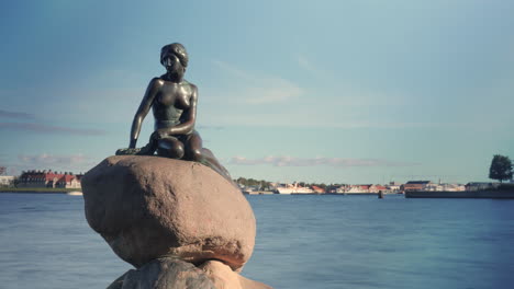 Timelapse-of-boat-traffic-by-the-Little-Mermaid-statue