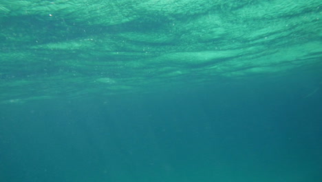 Wellige-Meeresoberfläche-Unter-Wasser