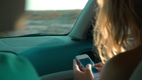 Beifahrerin-Im-Auto-Mit-Smartphone-In-Der-Hand
