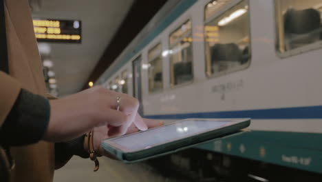 Communication-with-tablet-PC-in-subway