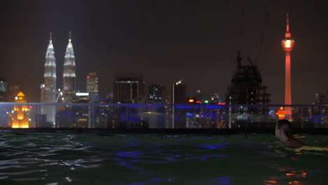 Im-Pool-Auf-Dem-Dach-Eines-Hotels-In-Kuala-Lumpur,-Malaysia-Schwimmt-Ein-Junges-Mädchen