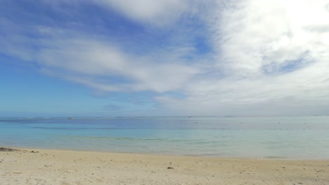 Playa-Con-Tumbonas-En-Un-Resort-Tropical.