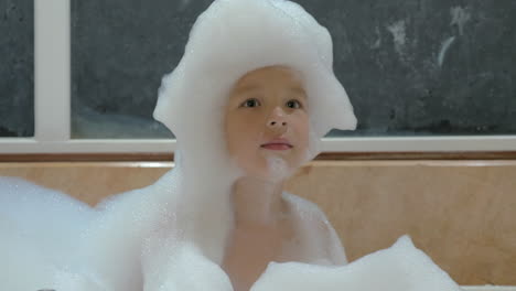 Kind-Hat-Spaß-Mit-Schaum-In-Der-Badewanne