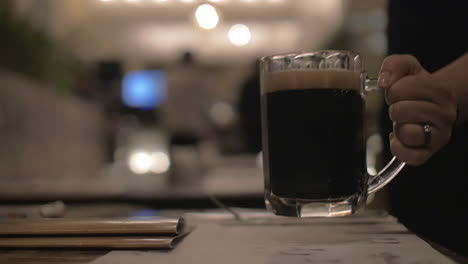Sirviendo-Una-Taza-De-Cerveza-Oscura-En-La-Cafetería