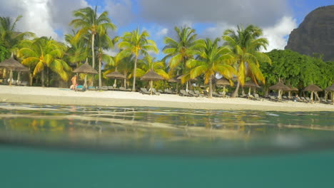 Urlaub-Am-Strand-Eines-Tropischen-Resorts