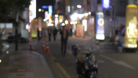Calle-Con-Pancartas-Iluminadas-De-Tiendas-Por-La-Noche-En-Seúl,-Corea-Del-Sur