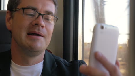 Hombre-Teniendo-Un-Video-Chat-En-El-Móvil-Durante-El-Viaje-En-Tren
