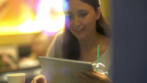 Amigas-Usando-Tablet-Pc-Y-Comiendo-Pastel-En-La-Cafetería