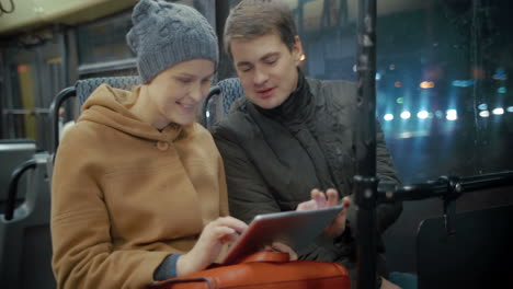 Freunde-Mit-Tablet-Fahren-Im-Bus