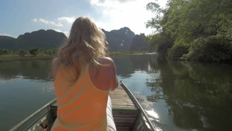 Blick-Auf-Eine-Blonde-Frau-Mit-Kamera-Auf-Dem-Bootsausflug-In-Der-Halong-Bucht,-Bootsfahrten-Zur-Insel-Hanoi,-Vietnam