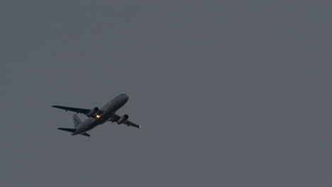 Blick-Auf-Fliegende-Flugzeuge-Am-Grauen,-Regnerischen-Himmel,-Internationaler-Flughafen-Thessaloniki,-Griechenland