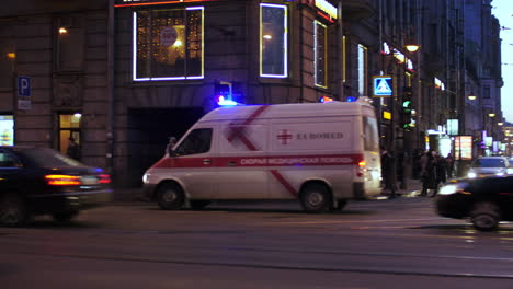 Abends-Auf-Einer-Stark-Befahrenen-Straße-Vorbeifahrender-Krankenwagen