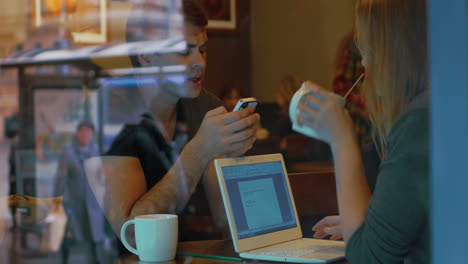 Junge-Leute-Mit-Smartphone-Und-Laptop-Im-Café