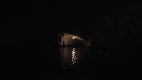 Segeln-In-Der-Dunklen-Karsthöhle-Der-Halong-Bucht,-Vietnam