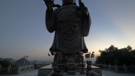 Enorme-Estatua-Del-Buda-Maitreya-En-El-Templo-Bain-Dinh-Vietnam