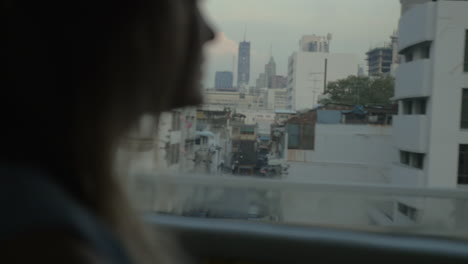 Mujer-Que-Viaja-En-Autobús-En-Bangkok,-Tailandia
