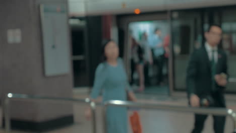 Junge-Blonde-Frau-Mit-OP-Maske-Am-Eingang-Der-Klinik-In-Hongkong,-China
