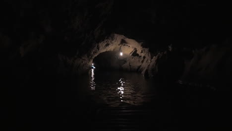 Tour-Für-Touristen-In-Vietnam:-Bootsfahrt-Durch-Das-Dunkle-Höhlensystem