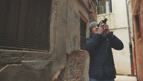 Tourist-with-retro-camera-shooting-outdoor-in-Venice