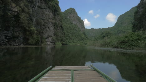 Water-scene-with-limestone-mountains-in-Ha-Long-Bay-Vietnam