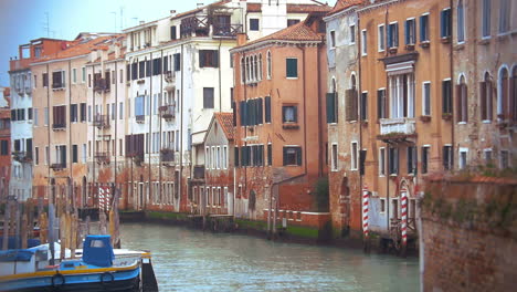 Venedig-Stadtbild-Mit-Häusern-Im-Alten-Stil-Und-Stillem-Kanal