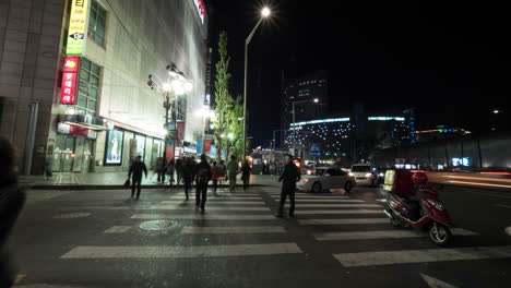 Zeitraffer-Von-Menschen-Auf-Einem-Zebrastreifen-Bei-Nacht,-Seoul,-Südkorea